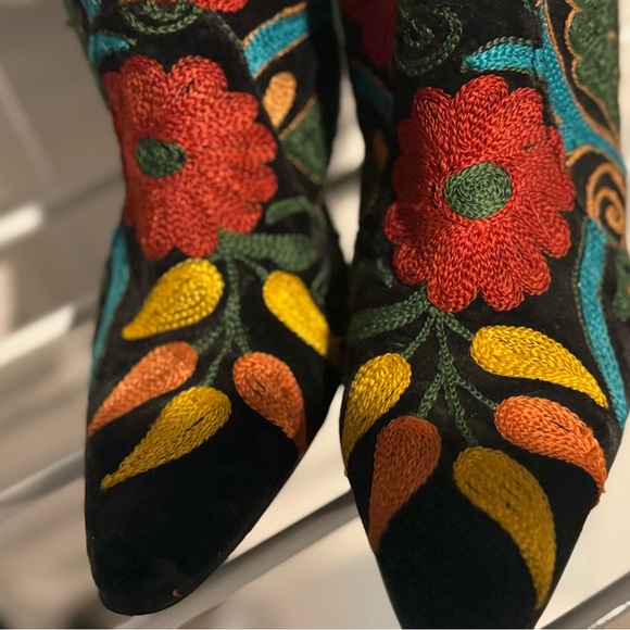 Galeri Cengiz hand crafted in Istanbul, Floral Embroidered Black Boots - Picture 3 of 4